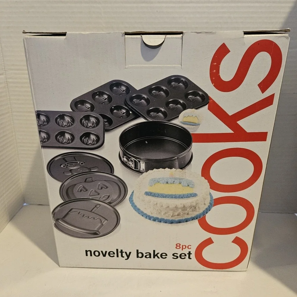 New Cooks 8-Piece Holiday Cast Nonstick Baking Pan Set Bday JackOLantern Snowman